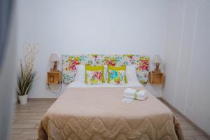 1 dormitorio con 1 cama grande y almohadas coloridas en Duomo street, en Nápoles