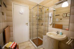 比薩的住宿－Ai 4 Elementi，带淋浴和盥洗盆的浴室