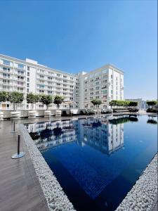 un gran edificio de apartamentos con una gran piscina en Country Inn & Suites en Lucknow