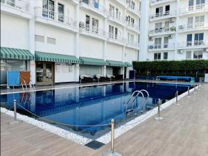 una grande piscina di fronte a un edificio di Country Inn & Suites Lucknow Gomti Nagar a Lucknow