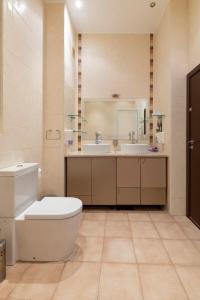 a bathroom with a toilet and two sinks at Casa di Bakalovi in Burgas City