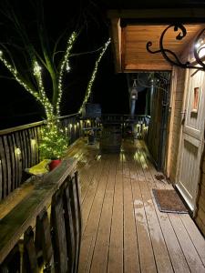 Balkón nebo terasa v ubytování Burtree Country House, Tipi's, Treehouse & Lodge & house rooms with hot tubs in a private garden