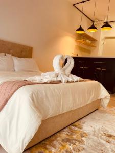dos cisnes blancos sentados sobre una cama en Nilai Youth City Residence en Nilai