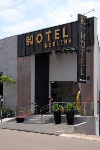 un edificio con un cartel que lee Motel Melilla en Hotel Neblina, en Araguaína