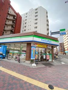 Supermarket nebo jiné obchody v  apartmánu nebo okolí