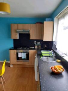 a kitchen with a bowl of fruit on a counter at Welcoming Home Close to Transport Links in Thornton Heath