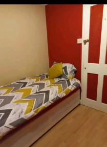 sypialnia z łóżkiem z kołdrą w obiekcie Welcoming Home Close to Transport Links w mieście Thornton Heath