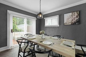 uma sala de jantar com uma mesa de madeira e cadeiras em Stylish luxury home in downtown Royal Oak Bham em Berkley