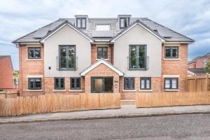 サウサンプトンにあるLuxury City Base 4 Beds, 2 Baths Parking!の木塀のある家像