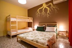 比薩的住宿－Ai 4 Elementi，一间卧室配有两张双层床和一张床