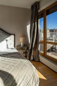 una camera con letto e finestra con vista di Appartement Terrasse Foch a Parigi