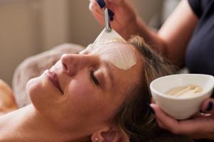 une femme qui se fait laver le visage dans un salon de coiffure dans l'établissement Strandhotel Zingst, à Zingst