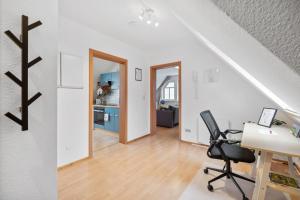 an office with a desk and a chair in a room at Apartments am Hainich - 59m2, 4 Personen, Küche, Netflix, Parken, Hunde Willkommen, Nationalpark in Hörselberg-Hainich