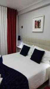 - une chambre avec un grand lit blanc et 2 oreillers dans l'établissement Ferhouse Dreams-Farilhões, à Nazaré