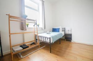 Un pat sau paturi într-o cameră la Comfy Bury house for contractors & families - Street parking