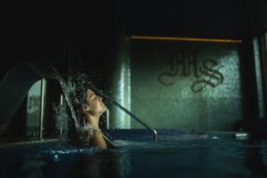una donna seduta in una vasca da bagno di Hotel Mas Solà a Santa Coloma de Farners