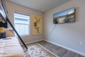 een slaapkamer met een bed en een tv aan de muur bij Bama Breeze in Foley