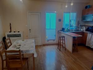 een keuken met een tafel en stoelen en een keuken met blauwe verlichting bij Cozy Private Room in Valencia
