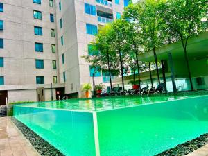 uma piscina em frente a um edifício em Summer suites KLCC by cozy stay em Kuala Lumpur