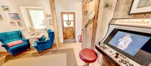 Telewizja i/lub zestaw kina domowego w obiekcie Doug's Mountain Getaway - 'Top Two Floors'