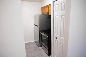Küche/Küchenzeile in der Unterkunft Spacious 1bd apt in DT Dearborn
