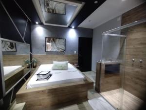 a large bedroom with a bed and a shower at Segredos in Araras +43 photos