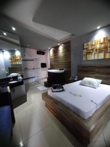 una camera con un letto, un lavandino e un pianoforte di Segredos ad Araras