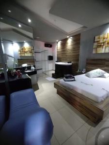 una camera con un grande letto e un bagno di Segredos ad Araras