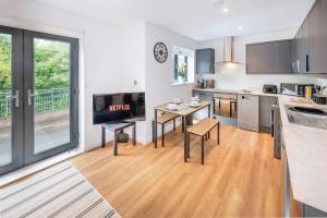 a kitchen with a table and chairs and a counter top at Luxury 4 Beds 2 Bath Near City Centre Freeparking in Southampton