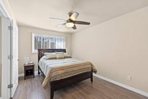 1 dormitorio con 1 cama y ventilador de techo en Modern Cozy 1 Bedroom Apartment in Shelby Township en Shelby