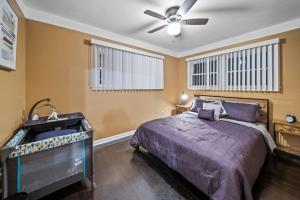 um quarto com uma cama e uma ventoinha de tecto em Elegant Oasis 4 Bedroom Home Away from Home em Utica