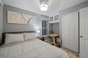 Säng eller sängar i ett rum på Urban Elegance Retreat in Downtown Rochester