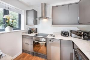 サウサンプトンにあるLuxury City Base 4 Beds, 2 Baths Parking!のキッチン(ステンレス製の電化製品、シンク付)