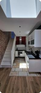 uma cozinha com armários brancos e uma escadaria em Loft 80m2 en plein cœur de la vieille ville 3 étoiles em Toulon
