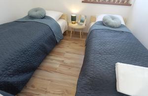 twee bedden naast elkaar in een slaapkamer bij Apartamenty Kaniówka 25 in Gliczarów Górny