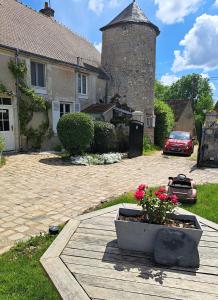 Vonkajšia záhrada v ubytovaní Gîte de la tour de Loire - 65 m2 au pied d'une tour de gué du 17ème siècle