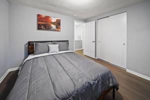 Ein Bett oder Betten in einem Zimmer der Unterkunft Birmingham Urban Retreat 2BR Cozy Haven