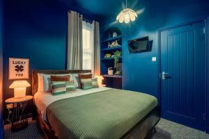 貝爾法斯特的住宿－The Wellesley，蓝色的卧室,配有床和蓝色的墙壁