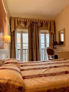 Un dormitorio con una cama grande y una ventana en Hotel Erdarelli, en Roma