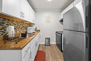 Kuchyň nebo kuchyňský kout v ubytování Stylish cozy 1 Bedroom Apartment in Ferndale MI + 7 fotografií