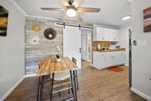 une cuisine avec une table et un ventilateur de plafond dans l'établissement Stylish cozy 1 Bedroom Apartment in Ferndale MI, à Ferndale