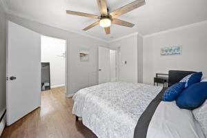 Postel nebo postele na pokoji v ubytování Stylish cozy 1 Bedroom Apartment in Ferndale MI