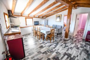 a kitchen and dining room with a table and chairs at aCienLeguas in Castrojeriz