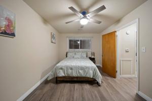 - une chambre avec un lit et un ventilateur de plafond dans l'établissement Modern Cozy 1 Bedroom Apartment in Shelby Township, à Shelby