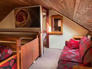 ein kleines Zimmer mit einem Sofa und einem Etagenbett in der Unterkunft Domček v Tatrách in Poprad