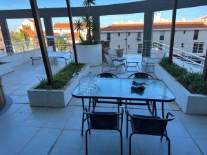 einen blauen Tisch und Stühle auf einer Terrasse in der Unterkunft Newly refurbished 2 bed appt Vilamoura in Vilamoura