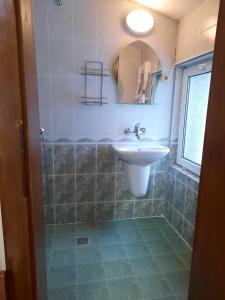 y baño con lavabo y espejo. en Villa Sveti Dimitar, en Borovets