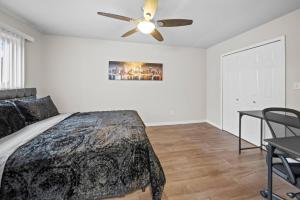 1 dormitorio con 1 cama y ventilador de techo en Modern Cozy 1 Bedroom Apartment in Shelby Township, en Shelby