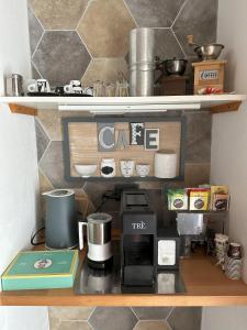 ein Regal mit einer Kaffeemaschine auf dem Tisch in der Unterkunft Cascina Cortese in Druento