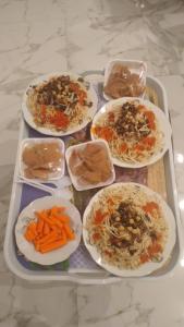 um tabuleiro com quatro pratos de comida numa mesa em Life Pyramids Inn no Cairo